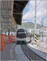 Seit August 2025 wird der Bahnhof von Vevey umgebaut und verfügt nur noch über eine Bahnsteiggleis. Auch die Abstellgleise sind stark zurückgebaut worden und man kann gespannt sein, wie der Bahnhof nach dem Umbau aussehen wird. 

Der CEV MVR ABeh 2/6 7503 erreicht Vevey.

16. April 2026