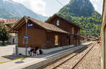Der Bahnhof Wimmis im Niedersimmental am 28.05.2012, aufgenommen aus fahrendem Zug.
