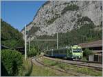 Leider  nur  ein BLS NPZ statt eines EW III Pendelzugs erreicht als RE von Zweisimmen nach Spiez den Bahnhof von Wimmis.