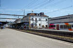 Der Bahnhof Yverdon-les-Bains (VD) am 18.05.2018.
Der Bahnhof ist normalspurigen Bereich ein Durchfahrtsbahnhof der SBB, zudem im Schmalspurbereich (rechts im Bild) ein Kopfbahnhof  der Travys (Transports Vallée de Joux–Yverdon-les-Bains–Ste-Croix).
