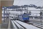 Die MOB Ge 4/4 8001 fährt mit dem GolenPass Express GPX 4068 in Zweisimmen durch die Spurwechselanlage.