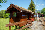 Museumsbahnromantik  Im Museumsareal in Chaulin der Museumsbahn Blonay–Chamby am 27.05.2023, hier, in Holzbauweise an der Böschung aufgeständert, das schmucke Gebäude vom Chef de