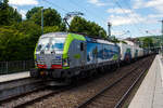 Die BLS Cargo 440 – Re 475 440-4 (91 85 4475 440-0 CH-BLSC) f�hrt am 07 Juli 2026 mit einem KLV-Zug durch Kirchen (Sieg) in Richtung K�ln

Die Siemens Vectron MS wurden 2025 von Siemens unter der Fabriknummer 23253 gebaut, sie hat die Zulassungen f�r CH/ D/ A/ I / N L/ B und kann so vom Mittelmeer bis an die Nordsee ohne Lokwechsel durchfahren. Sie haben eine H�chstgeschwindigkeit von 200 km/h und eine Leistung von 6.400 kW.

Die BLS Cargo hat �ber 40 Loks der Baureihe Re 475 (Siemens Vectron MS). Der kleine Unterschied zwischen der 1. Serie (475 401 – 475 415) und der 2. Serie (475 416 – 475 440) ist nur das die Lok der 2. Serie auch die Zulassungen f�r Belgien haben. So wurde die 1. Serie als Vectron MS in der Variante A22 und die 2. Serie in der Variante A39 ausgef�hrt.  

Die Im September 2023 bestellte die BLS Cargo 10 weitere SIEMENS Vectron MS Lokomotiven (in Variante A40 mit XLoad), diese verf�gen dann zudem �ber das neu entwickelte XLoad-Ausstattungspaket. Sie sind auch f�r den Einsatz in Deutschland, �sterreich, der Schweiz, Italien, den Niederlanden und Belgien (DACHINLBE) vorgesehen, haben eine Leistung von 6.400 kW, aber nur noch eine H�chstgeschwindigkeit von 160 km/h, die aber f�r den G�terverkehr ausreichend ist.

Das XLoad-Ausstattungspaket ist eine Kombination von Funktionen, welche die Traktionsf�higkeit und Effizienz der Lokomotiven verbessern. Dadurch lassen sich schwerere Z�ge in Einzeltraktion fahren, womit auf zus�tzliche Verst�rkungs- oder Schiebelokomotiven verzichtet werden kann. XLoad ist eine Neuentwicklung von Siemens Mobility und seit 2022 erh�ltlich. BLS Cargo testete im Jahr 2022 die neue Funktion eingehend und lie� sich vom Nutzen der Funktion �berzeugen.

Die Vectron-Flotte von BLS Cargo w�chst damit auf insgesamt 50 Fahrzeuge. Die ersten Loks wurden dieses Jahr (2026) bereits ausgeliefert.
