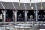 Blick von der Drehscheibe auf den Lokschuppen des Depots Delemont, in dem u. a. B 3/4 1367 und A 3/5 705 auf ihre nächsten Einsätze anlässlich der Jubiläumsfeierlichkeiten  150 Jahre Eisenbahnen in der Schweiz  warten (Sommer 1997)