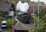 175 Jahre Spanisch-Brötli-Bahn und Dampffest Koblenz.

In Rietheim ist die A 3/5 705 in einer ganz besonderen Ortsdurchfahrt. Oktober 2022.