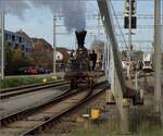 d-13-limmat-nachbau/790969/175-jahre-spanisch-broetli-bahnin-laufenburg-rangiert-der 175 Jahre Spanisch-Brötli-Bahn.

In Laufenburg rangiert der Nachbau der ersten Schweizer Lok, die Limmat auf die andere Seite ihres Zuges. Oktober 2022.
