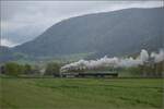 Vapeur Val-de-Travers: Train  Au fil de l'Areuse .

E 3/3 8511 nimmt zwischen La Presta und Travers Anlauf für die Steigung. Mai 2023.