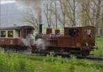 Vapeur Val-de-Travers: Train  Au fil de l'Areuse .

E 3/3 8511 hat mittlerweile Môtiers verlassen. Mai 2023.