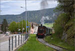 Train au fil de l'Areuse.

E 3/3 5811 fährt um die scharfe Kurve in den engen Canyon nach St-Sulpice. Fleurier, Mai 2024.
