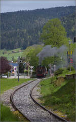 Train au fil de l'Areuse.

E 3/3 5811 fährt am ungesicherten Bahnübergang in Fleurier weiter. Mai 2024.