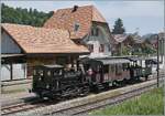 Wasen - Wassen (mit zwei  S ) ist wohl jedem Bahnfotografen bekannt, aber auch Wasen, genauer gesagt Wasen im Emmental hat seinen Reiz: 1908 wurde die Strecke von Sumiswald - Gr�nen nach Wasen er�ffnet und somit die schmucke Station in Betrieb genommen. 1994 endete der Reisezug Verkehr, doch seit 2014 verkehren wieder hin und wieder Museumsz�ge der Emmentalbahn nach Wasen. Die drei Bilder zeigen die E 3/3 853 mit einem solchen Dampfzug in Wasen, bzw, die Lok beim Rangieren um den Zug wieder nach Sumiswald Gr�nen zur�ck zu fahren. Noch ein paar Details zur E 3/3 853: die E 3/3 853 des Vereins Dampf Bahn Bern bei der Einfahrt in Sumiswald Gr�nen. Die Dampflok wurde 1890 in Winterthur unter der Fabriknummer 629 gefertigt und als F3 853 an die J-S (Jura Simplon Bahn) geliefert. Bei der SBB wurden die Rangierlokomotiven Serie E 3/3 mit den Betriebsnummern 851 - 853 der Gruppe 82 zugeordnet und erhielten die Nummern 8571 - 8576. 1911 erhielt die Lok E 3/3 853 einen neuen Kessel und wurde an die RVT verkauft wo sie bis 1928 im Einsatz steht um dann als  Industrierangierlok  bei Von Roll in Gerlafingen und Klus eingesetzt zu werden. Als Dieselloks die Dampflok entbehrlich machen, wird diese von der D�by Stiftung vor der Verschrottung bewahrt, indem sie der DBB �bergeben wird. Sie kommt nach der Revision 1983 u.a. auf der Sensetalbahn in Betrieb. Nach einer erneuten Revision 2021 wird die DBB E 3/3 853 vorwiegend auf der Emmentalbahn Strecke Sumiswald-Gr�nen - Wasen i.E. eingesetzt. Heute tr�gt die E 3/3 853 die UIC Nummer 90 85 0008 573-7. 14. Juni 2025 