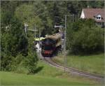 eb-35/704754/abfahrt-der-eb-35-9-der Abfahrt der Eb 3/5 9 der Bodensee-Toggenburg-Bahn mit ihrem wunderbaren Personenzug von Neuthal. Juli 2020. Aber erst muss die Fotowolke und der Fotograf Platz machen.