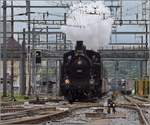 Fahrleitungsstrung nannte sie die Veranstaltung, um an die Dampfreserve in Olten fr solche Flle zu erinnern. Durchfahrt des Sonderzugs in Pratteln mit Eb 3/5 3819. Die bekannte Stelle in der Gterstrasse sorgt fr spannende Bilder. April 2019.