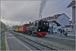La DER de la Saison / Das Saison Ende der Blonay Chamby Bahn 2024 - Die SEG G 2x 2/2 105 der Blonay Chamby Bahn wartet mit ihrem Riviera Belle Epoque Zug auf die Abfahrt nach Vevey. 
Ebenfalls beachtenswert: Das Wandgemälde an der Hauswand rechts im Bild. Es erinnert an die CCB, Compagnie du chemin de fer Clarens–Chailly–Blonay die von 1911 bis 1955 als Überlandstrassenbahn Blonay mit Clarens verband und Thema der Blonay-Chamby Bahn Veranstaltung Les chemins de fer disparus - Die verschwundenen Bahnen im Herbst 2025 war. 

Aufnahmedatum: 27. Oktober 2024