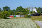 
50 Jahre BC - MEGA STEAM FESTIVAL der Museumsbahn Blonay–Chamby:
Die beiden HG 3/4 Schwestern, die B.F.D. 3 und die F.O. 4 mit Riviera Belle Epoque Zug Vevey-Blonay-Chamby am 20.05.2018 beim Château d'Hauteville.

Die beiden HG 3/4 Dampflokomotiven für gemischten Adhäsions- und Zahnradbetrieb sind baugleiche Lok, Baujahr 1913, SLM Fabriknummer 2317 und 2318, der ehemaligen Brig-Furka-Disentis-Bahn. Nach dem Konkurs der B.F.D. 1923 gingen alle zehn gebauten Lokomotiven an die neu gegründete Furka-Oberalp-Bahn (F.O.). Die zehn Dampflokomotiven stellten zunächst die einzigen Triebfahrzeuge der FO dar, dementsprechend erbrachten sie alle Zugleistungen und Rangierfahrten.

Die Lok Nr. 3 wurde 1969 der Museumsbahn Blonay–Chamby (BC) geschenkt, während Nr. 4 als Reserve weiterhin bei der Furka-Oberalp-Bahn blieb und hauptsächlich für Nostalgiefahrten verwendet wurde. Mit Ablauf der Untersuchungsfristen wurde sie 1972 abgestellt. Nach einigen Stationen ging die Lok 4 im Jahr 1997 zunächst leihweise an die Dampfbahn Furka-Bergstrecke über. Anschließend wurde sie in der DFB-Werkstätte Chur betriebsfähig aufgearbeitet und am 24. Juli 2006 in Betrieb genommen. Die Lok wurde historisch korrekt restauriert und vollständig schwarz lackiert. Anlässlich der Eröffnung des Streckenabschnitts Gletsch–Oberwald im Jahr 2010 ging die Lok als Geschenk an die DFB über.

Auch die ehemaligen FO Loks 1 und 9, sowie Überresten der Loks 2 und 8, sind heute bei der Dampfbahn-Furka-Bergstrecke. Unter der Bezeichnung „Back to Switzerland“ kehrten die vier HG 3/4 aus Vietnam 1990 Jahre in die Schweiz zurück.
