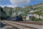 Die sehr gefällige, blaue DFB HG 3/4 N° 1 hat mit ihrem Dampfzug von Oberwald kommend, den Bahnhof von Gletsch erreicht.