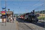 Festival Suisse de la vapeur / Schweizer Dampffestival 2026 - die SEG G 2x 2/2 105 an der Spite des Zuges und die BFD HG 3/4 N� 3 (beide Blonay Chamby Bahn) sind mit ihrem Riviera Belle �poque Zug auf dem Weg nach Vevey, wie die h�bschen Schilder links im Bild zeigen. Leider werden diese h�bschen Schilder dieses Jahr kaum gebraucht, da der Bahnhof von Vevey komplett umgebaut wird und w�hrend einiger Zeit nicht angefahren werden kann. 

25. Mai 2026
