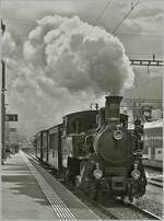 Die SBB Brnigbahnlok HG 3/3 1068 verlsst mit ihrem Extrazug Meiringen in Richtung Brnig Hasliberg. Die HG 3/3 1068 wurde von der SLM 1926 gebaut und war die letzte an die SBB gelieferte Dampflok.

23. Aug. 2025