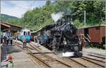 Kaum in Chaulin angekommen, wird die HG 3/4 N° 3 der Blonay Chamby Bahn abgekuppelt und dampft in der Folge in die Lokversorgung.