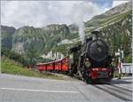  Wir feiern unsere HG 4/4 704  - Die H 4/4 704 verlsst mit einen Reisezug zur Station Furka den Bahnhof von Gletsch.