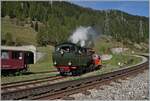 Die DFB HG 4/4 704 ist mit ihrem Dampfzug in Oberwald eingetroffen und rangiert nun für die Rückfahrt.