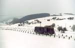 Nachdem sie unter gro�en M�hen zwei Wagen eines Sonderzuges von Heidberg nach Brilon durch den Neuschnee gebracht hat, rollt die DE 0901 der Westf�lischen Landeseisenbahn, die heute als Am 846 033-9