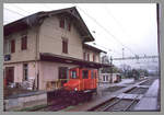 Die einstige Strecke Solothurn - Büren an der Aare - Lyss: Auch die Station Arch zwischen Büren und Solothurn hatte seinen Traktor, hier der bereits rot gestrichene Tm I 461. 6.April 1994 