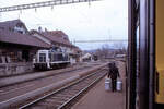 So sah die Station Laupen der Sensetalbahn einstmals aus. Der Personenzug wird vom SBB NPZ Triebwagen 2180 gef�hrt (bzw. gestossen), vor dem Schuppen steht die fr�here deutsche Em3/3 12. Im Hintergrund der einzige alte Steuerwagen der Sensetalbahn (ex-BLS-Gruppe). 4.Januar 1991 