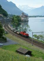 Eine Am 841 mit einem kurzen Schotterzug beim Chteau de Chillon am 8.