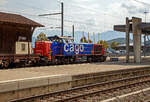 Die SBB Cargo Am 843 066-2 (Am 98 85 5 843 066-2 CH-SBBC, eine für die Schweiz modifizierte Vossloh MaK 1700, rangiert am 09.09.2021 mit einem zweiachsigen Flachwagen (Gattung Ks) im Bahnhof