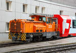 gm-33/644340/die-rhb-gm-33-8211-233 
Die RhB Gm 3/3 – 233 rangiert am 17.02.2017  den Glacier-Express  Panoramawagen MGB Api 4040 im Bahnhof Chur.

Die Gm 3/3 ist eine dreiachsige dieselelektrische Rangierlokomotive der Rhätischen Bahn (RhB). Für die RhB wurden drei Maschinen von der französischen Firma Moyse gebaut und zwischen 1975 und 1976, mit den Betriebsnummern 231 bis 233, in Betrieb genommen. Die 233 wurde 1976 unter der Fabriknummer 3555 von Moyse gebaut.

Gemäß der ursprünglichen Idee sollte der Hersteller, die französische Firma Moyse, die meisten Baugruppen aus der Serienproduktion eines französischen Loktyps übernehmen. Die vielen Sonderwünsche der RhB (MTU-Dieselmotor, Vakuumbremse, Vielfachsteuerung, Führerstandseinrichtung nach RhB-Norm) erzwangen jedoch umfangreiche Änderungen und verzögerten die Lieferung der Anfang 1974 bestellten Fahrzeuge erheblich.

Die Stundenleistung der maximal 55 km/h schnellen, 34 t schweren Lokomotiven beträgt 220 kW. Mittels eines dem Gleichstrom-Fahrmotor nachgeschalteten Getriebe kann zwischen Rangier- und Streckengang gewechselt werden.

Die ursprünglich rotbraun, seit Anfang der 1990er Jahre verkehrsorange lackierten Gm 3/3 verrichten planmäßig den schweren Rangierdienst auf den Bahnhöfen Landquart, Chur und Untervaz. Dank ihrer hohen Anfahrzugkraft (im Rangiergang 153 kN) und der möglichen Doppeltraktion eignen sich die robusten Fahrzeuge auch für den schweren Bauzugdienst. Schneeräumfahrten, gemeinsam mit der kleinen Schneeschleuder Xrotm 9216 oder der grossen Xrotmt 9217, gehören ebenfalls zum Einsatzprogramm.

TECHNISCHE DATEN (der Gm 3/3):
Spurweite:  1.000 mm
Achsformel: C
Länge über Puffer: 7.960 mm
Breite: 2.700 mm
Dienstgewicht: 34 t
Höchstgeschwindigkeit:  55 km/h
Dauerleistung:  386 kW (Dieselmotor) / 220 kW (am Rad)
Anfahrzugkraft:  153 kN (Rangiergang) / 61 kN (Streckengang)
Stundenzugkraft:  83.4 kN (Rangiergang) / 34.3 (Streckengang)
Treibraddurchmesser:  920 mm
Motor:  MTU 6-Zylinder-Dieselmotor 6V 33 1 TC10
Leistungsübertragung:  Diesel-Elektrisch