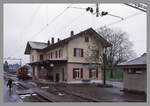 Die einstige Strecke Solothurn - Büren an der Aare - Lyss: Am Bahnhof Leuzigen unweit Solothurn. Der kleine Traktor Tm I 500 wartet auf Güterwagen. 6.April 1994 