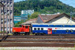 Die SBB Tmf 232 302-0 (Tmf 98 85 5 232 302-0 CH-SBB) rangiert am 11.07.2022 einige Personenwagen beim Bahnhof Olten (Aufnahme aus einem Zug durch die Scheibe).