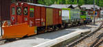 Ein BLS Dienstzug abgestellt im Bahnhof Goppenstein am 28.05.2012, aufgenommen aus dem fahrenden Zug, bestehend aus:  Vorne der zweiachsige Schneepflugwagen X-v 40 63 94 05 001-6, Baujahr 1961(Umbau