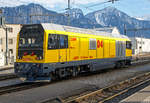 
Die RhB Gmf 4/4 23404 „Bernina“ (D4), ex Gmf 4/4 28704, am 20.02.2017 im Bahnhof Landquart. Vielseitig fürs Gebirge ist diese Universallokomotive der RhB Infrastruktur.

Die Lok wurde 2013 von Schalker Eisenhütte Maschinenfabrik GmbH in Gelsenkirchen unter der Fabriknummer 2586, als Gmf 4/4 28704 für die RhB gebaut, 2015 wurde sie in Gmf 4/4 23404 „Bernina“ (D4) umbezeichnet.

Die vierachsige dieselelektrische Lokomotive Gmf 4/4 234 ist eine besondere Entwicklung von Schalke für den Bereich „Infrastruktur“ der Rhätischen Bahn (RhB) in der Schweiz. Ihr Design erfüllt verschiedenste Grundanforderungen für besondere Gegebenheiten: So verfügt die Bahn über ein kleines Lichtraumprofil (Tunnelprofil) und eine geringe Achslast von 16 Tonnen. Als Schmalspurbahn mit Meterspur fährt sie kleine Bogenradien von bis zu 40 m und ist für hochgelegene Einsatzgebiete mit hohen Steigungen von 70 ‰ als Adhäsionsbahn besonders geeignet. Außerdem ist die Lokomotive auch unter extremen klimatischen Bedingungen zuverlässig einsatzfähig, ihr Einsatzbereich reicht von -35°C bis +40°C, auch bei feinkristallinem Schnee ist sie fahrbereit.

Die Umsetzung dieser technischen Herausforderungen wurde vereint mit der Integration einer Vielzahl spezifischer Komponenten. So verfügt die Lokomotive unter anderem über vier verschiedene Bremssysteme, eine Mehrtraktionsfähigkeit von bis zu drei Lokomotiven, zudem sind sie mit Funkfernsteuerung ausgerüstet. Die Höchstgeschwindigkeit beträgt 100 km/h, die Lokomotiven können jedoch auch bei niedrigen Dauergeschwindigkeiten mit Schneepflügen oder Gleisbauzügen eingesetzt werden. Auch die offizielle Betriebsbewilligung des Schweizer Bundesamts für Verkehr (BAV) macht sie auf dem Markt für Diesellokomotiven einzigartig.

Ihr Haupteinsatzzweck ist der Transport von schweren Bau- oder Spezialzügen auch bei abgeschaltetem Fahrdraht, der Betrieb von Schneefräsen im Winter, das Abschleppen von havarierten Zügen und das Rangieren in den Bahnmeisterbezirken.

Bei der Rhätischen Bahn fahren die Lokomotiven auf einer spektakulären Strecke, die teilweise zum UNESCO Welterbe gehört. Sie ist durch sehr enge Bogenradien und sehr anspruchsvolle Steigungen und Gefälle gekennzeichnet.

Besondere Eigenschaften der Loks sind:
- Hohe Leistungsdichte mit 1.800 kW bei geringer Achslast und kleinem Lichtraumprofil
- Konzipiert für extreme Bedingungen wie Kälte und große Steigungen
- Neu entwickeltes Drehgestell für Höchstgeschwindigkeit 100 km/h und kleine Kurvenradien von bis zu 40 m
- Integration von vier verschiedenen Bremssystemen

Die Lokomotiven wurden bei der Schalker Eisenhütte konstruiert und endmontiert, die bereits 1969 zwei Baudiensttraktoren RhB Te 2/2 Nr. 74 und 75 an die RhB geliefert hatte. Im Jahr 2015 wurden die Loks umnummeriert. Neu tragen sie folgende Nummer: Gmf 4/4 234 01 bis 234 04 (D1 bis D4).

Der Lokkasten wurde bei der FTD Fahrzeugtechnik Bahnen Dessau in Stahlleichtbauweise geschweißt mit angeklebten GFK-Fronten und Seitenwänden aus Aluminiumwabenplatten. 

Mit der Entwicklung der Drehgestelle beauftragte die Schalker Eisenhütte Maschinenfabrik GmbH das schweizerische Ingenieurbüro PROSE in Winterthur. Aufgrund der geringen Stückzahl von nur vier Lokomotiven wurde auf die Entwicklung spezieller Fahrmotoren verzichtet, zum Einsatz kommen Antriebe aus dem Asiarunner von Siemens Rail Systems. Die Aufhängung der Motoren erfolgt mittels Tatzlager-Antrieb.

Die Primärfederung erfolgt über Lemniskatenlenker, die somit robuste Konstruktion berücksichtigt die harten Einsatzbedingungen, auf radiale Einstellbarkeit wird verzichtet.

Besonders hohe Sekundärfedern mit speziellen Gummi-Kipp-Elementen tragen den anspruchsvollen Einsatzbedingungen mit sehr kleinen Kurvenradien Rechnung. Daraus resultiert ein geringer Ausdrehwiderstand auch in engen Bögen (kleinster befahrbarer Bogen: 42m). Für stabiles Fahrverhalten bei hohen Geschwindigkeiten auf der Geraden sind bei dem geringen Ausdrehwiderstand Schlingerdämpfer nötig. Von den Sekundärfedern gibt es je Drehgestell 4 Paare, wobei ein Paar aus innerer und äußerer Feder besteht. Die Zugkraft wird drehzapfenlos über Zug-/Druck-Stange an den Lokkasten übertragen. Besonders ist hierbei die doppelte Kröpfung. Nötig ist diese um trotz der großen Auslenkungen ausreichend Abstand zu anderen Bauteilen des Drehgestells zu halten.

Als Besonderheit ist die Materialwahl zu sehen: Um dem angestrebten Winterdienst Rechnung zu tragen ist ein Stahl mit hoher Duktilität bei niedrigen Temperaturen gewählt worden.

Neben dem MTU-Motor ist ein 37 Kilowatt-Hilfsdiesel mit Generator installiert. Bei stehender Lok sorgt er für die Bordstromversorgung bei abgeschaltetem Hauptdiesel sowie die Versorgung von externen elektrischen Anlagen oder Arbeitsgeräten an Baustellen.

Der Auftragswert für die vier dieselelektrische Universallokomotive Gmf 4/4 betrug rund 25 Millionen Franken.

Technische Daten der Gmf 4/4 :
Hersteller: Schalker Eisenhütte Maschinenfabrik GmbH
Hersteller Typenbezeichnung: RDE1800-D064-1000-2586/2013-CH
Anzahl: 4
Baujahr: 2013
Spurweite:  1.000 mm
Achsanordnung:  Bo’Bo’
Länge über Puffer:  16.690 mm
Drehzapfenabstand (theoretisch): 9.800 mm
Radsatzstand im Drehgestell: 2.300 mm
Breite:  2.650 mm
Höhe:  3.885 mm
Treibraddurchmesser: 1.070 mm (neu)
Motor:  V 12-Zylinder-Dieselmotor  vom Typ MTU 12V 4000 R43L (Stage III b)
Antrieb: dieselelektrisch
Antriebsstrang:  Wechselstromtechnik (AC)
Gewicht:  64 t
Leistung:  1.800 kW
Max. Geschwindigkeit: 100 km/h
Tankinhalt: 2.500 l
Max. Anfahrtszugkraft: 230 kN
Dauerzugkraft: 160 kN
Kleinster bef. Halbmesser: 40 m
Max. Anhängelast (Doppeltraktion) bei 70‰: 140 t
Max. Anhängelast (Doppeltraktion) bei 25‰:  420 t