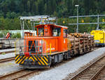 
Der RhB Tmf 2/2 86 mit eine mit Holz beladenen Rungenwagen abgestellt  am 12.09.2017 in Thusis, aufgenommen aus einem RhB Zug heraus.

Die Tmf 2/2  wurde 1991 von RACO (Robert Aebi AG, Regensdorf, Schweiz) unter der Fabriknummer 1987 gebaut und an die RhB geliefert. Die RACO Typenbezeichnung ist 420 CT 4H.

Die Tmf 2/2 sind die mit Funkfernsteuerung ausgerüsteten Traktoren mit Verbrennungsmotoern der Rhätischen Bahn (RhB).

Zwischen 1991 und 1994 wurden von RACO sechs Stück mit den Nummern Tmf 2/2 85 bis 90 beschafft. Der Antrieb ist von den Tm 2/2 81 bis 84 übernommen worden, da man mit diesen gute Erfahrungen gemacht hatte. Ein hydraulischer Drehmomentwandler überträgt die Kraft des Cummins-Dieselmotors auf ein Dreigang-Lastschaltgetriebe, wobei eine Höchstgeschwindigkeit von 50 km/h erreicht wird.

Gleichzeitig achtete man darauf, dass viele Komponenten mit den zur gleichen Zeit gebauten Gmf 4/4 übereinstimmten, welche für den Bau des Vereinatunnels gekauft wurden. Dementsprechend sind sie so ausgelegt, dass zwei von ihnen in Doppeltraktion eine Gmf 4/4 ersetzen können.

Der Aufgabenbereich dieser Traktoren war, die in die Jahre gekommenen Tm 2/2 15 bis 26 auf größeren Bahnhöfen zu ersetzen. Ebenfalls mussten sie aber auch leichtere Bauzüge befördern können. Im Jahr 2006 kamen sechs neue Tm 2/2 115 bis 120 dazu, um die Tmf 2/2 85 bis 90 im Rangierdienst zu ersetzen, damit diese an die Infrastruktur übergeben werden konnten.

Die Maschinen erreichen eine Höchstgeschwindigkeit von 50 km/h und entwickeln bei 25 km/h eine Stundenleistung von 205 kW. Sie wiegen 24 t und sind 7 490 mm lang.

TECHNISCHE DATEN der RhB Tmf 2/2 :
Nummerierung: 85 bis 90
Anzahl: 6
Hersteller:  RACO
RACO Typ:  420 CT 4H
Baujahre: 1991/92 und 1994
Spurweite: 1.000 mm (Meterspur)
Achsfolge: B
Länge über Puffer:  7.490 mm
Achsabstand: 3.750 mm
Breite: 2 700 mm
Eigengewicht:  24 t
Höchstgeschwindigkeit: 50 km/h (60 km/h Schleppfahrt)
Dauerleistung: 336 kW (Motorwelle) / 205 kW (am Rad)
Anfahrzugkraft: 78 kN
Dauerzugkraft: 30 kN bei 25 km/h
Treibraddurchmesser:  750 mm
Motorentyp: 6-Zylinder-Dieselmotor vom Typ Cummins KT-1150-L