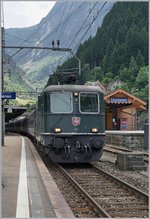 re-44-ii-2-serie/509356/die-noch-gruene-sbb-re-44 Die noch grüne SBB Re 4/4 II 11161 mit em IR 2328 von Locarno nach Basel beim Halt in Göschenen.
21. Juli 2016