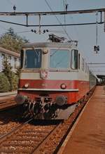 Die SBB Re 4/4 II 11252 mit dem Schnellzug 526 Richtung Lausanne beim Halt in Grenchen Süd. 

8. Okt. 1984