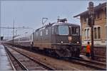 Die SBB Re 4/4 II 11232 wartet nach der Übernahme des  Hispania - Express nach dem Fahrtrichtungswechsel in Delémont auf die Weiterfahrt nach Basel. Der Zug besteht aus zwei Teilen: dem IC/EC Hispania von Genève nach Hamburg und dem Nachtzug Port-Bou bzw. Cerbère - Basel (-Hamburg).

16. Sept. 1984 