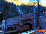Ein eisiger Morgen in Goppenstein: Nachdem Steuerwagen 955 mit ihrem Zug aus dem Lötschbergtunnel hervorgekommen ist, folgt als letztes noch die schiebene Re 4/4, hier Nr.