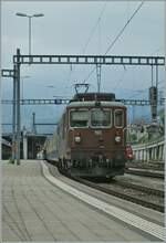 BLS Re 4/4 190 - 195 ab 1982; die BLS Re 4/4 193  Steg  wartet in Spiez mit einem RE nach Interlaken Ost auf die Abfahrt.