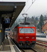 re-456/726182/die-re-456-545-3-szu-bezeichnung Die Re 456 545-3, SZU Bezeichnung Re 545 (91 85 4 456 106-4 CH-SZU) der SZU Sihltal Zürich Uetliberg Bahn AG mit der S4 Sihltalbahn fährt am 30.12.2015 vom Bahnhof Zürich-Leimbach weiter in Richtung Sihlwald.

Die KTU-Lok wurde 1993 von der SLM Winterthur (Schweizerische Lokomotiv- und Maschinenfabrik) unter der Fabriknummer 5579 gebaut, der elektrische Teil ist von ABB.

Die SLM Re 456 ist eine vierachsige Lokomotive in Umrichtertechnik, die in den späten Achtzigerjahren von SLM und BBC (später ABB) entwickelt und für Schweizer Privatbahnen konstruiert wurde. Die Lokomotive wird daher gelegentlich als KTU-Lok bezeichnet, kurz für 'Konzessionierte Transport-Unternehmungen' (KTU).

Technische Daten:
Spurweite: 1.435 mm (Normalspur)
Achsfolge: Bo' Bo'
Dauerleistung: 3.200 kW
Höchstgeschwindigkeit: 130 km/h
Gewicht:  68.0 t 
Länge über Puffer: 16.600 mm
Kleinster befahrb. Gleisbogen: R 150 m
Fahrleitungsspannung: 15000 V, 16.7 Hz ~