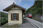 Nur das unvermeidliche Graffiti verrät, dass dieses Bild nicht von einer Modellbahn stammt; schön herausgeputzt zeigt sich der  Bahnhof  von Rümlingen und die SBB Re 460 097-9 mit ihrem