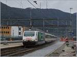 Der Bahnhof von Giubiasco wird für den Anschluss des Monte-Ceneri Basis-Tunnel umgebaut, und so will die SBB Re 460 001-1 Coop-Pro Natura mit ihrem IC nach Zürich nicht so recht in die