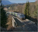 Die BLS Re 465 010-7 erreicht mit ihrem RE von La Chaux-de-Fonds nach Bern in Kürze die Spitzkehre Chambrelien.