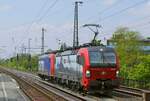 Am 05.05.2022 durchfährt die 193 468 von SBB Cargo mit der abgebügelten 482 020-5 im Schlepp den S-Bahnhof Düsseldorf-Oberbilk.