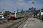 Die BLS Re 486 508 und eine weitere fahren mit einem Güterzug Richtung Basel in Sissach auf Gleis 2 durch.
7. August 2018