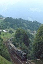 re-6-6/522607/im-juli-1983-faehrt-eine-re Im Juli 1983 fährt eine Re 6/6 mit einem Personenzug bei Intschi die Gotthard-Nordrampe hinauf