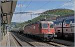Viel Verkehr in Sissach: auf Gleis 1 ist noch der Schlusswagen eines nach Olten fahrenden Güterzuges zu sehen, auf Glies 2 fährt die SBB Re 620 028-1 mit Güterzug Richtung Basel ein und