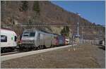 re-6-6/791825/der-spaghetti-zug-der-gegenrichtung-ist-in Der 'Spaghetti'-Zug der Gegenrichtung ist in Vallorbe angekommen und die abgebügelte SNCF Sybic BB 26061 wird von der SBB Re 6/6 11615 (Re 620 015-8) rangiert.

24. März 2022 